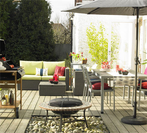 Outdoor living - all in one cooking, dining and living area.